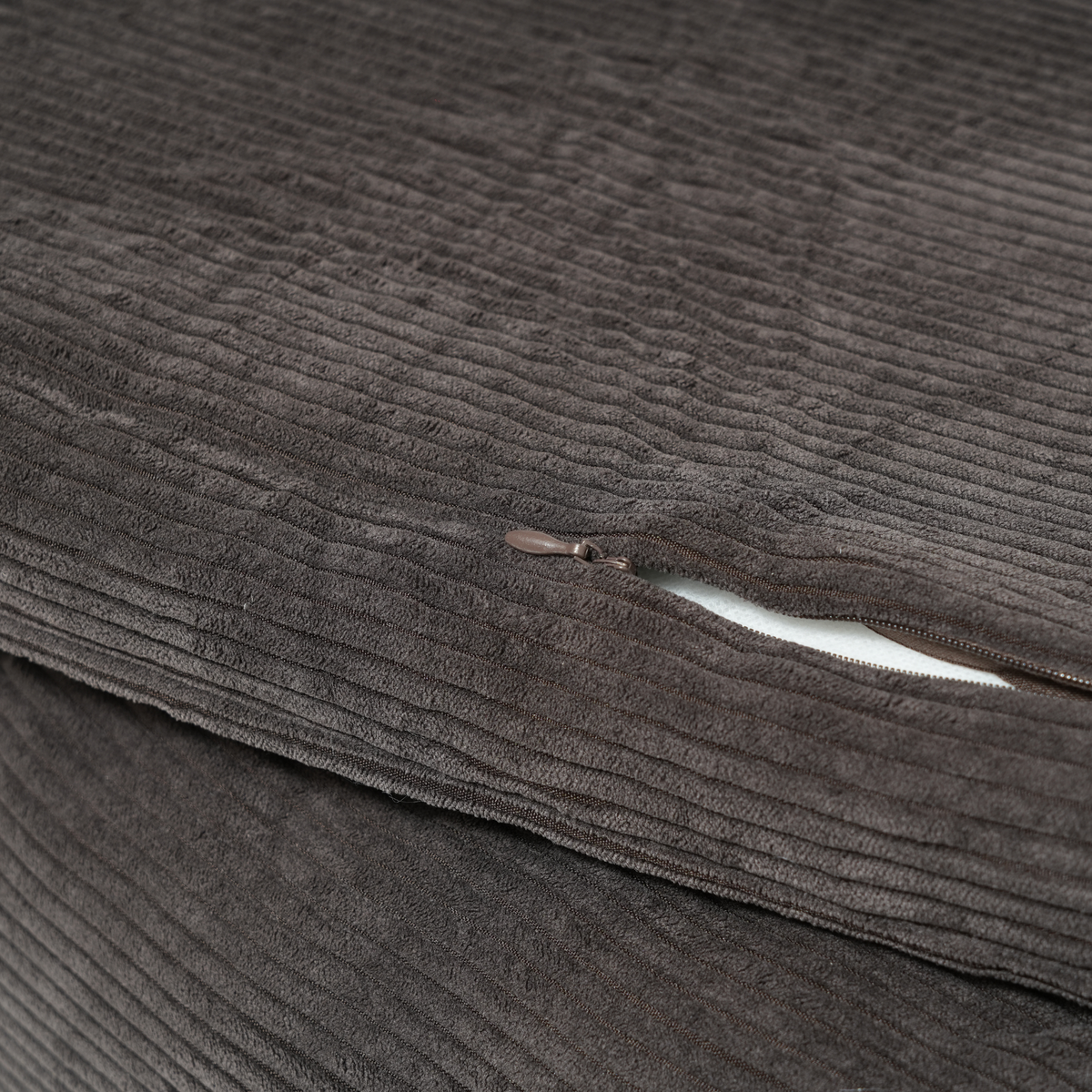 Närbild på dragkedjan på det avtagbara överdraget till hundkorgen i Charcoal Corduroy