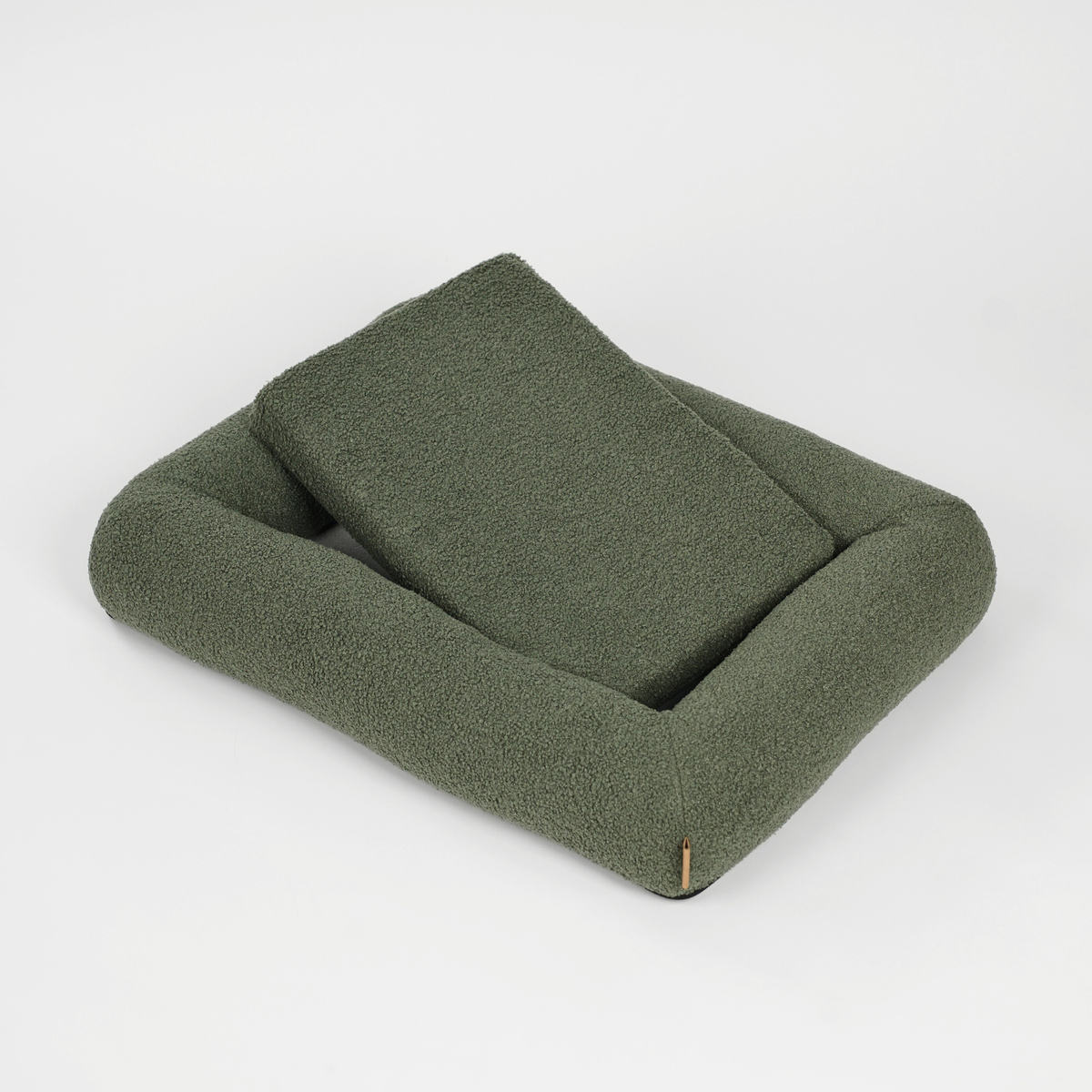 Hundkorgen i Moss Green bouclé med kudden uppställd