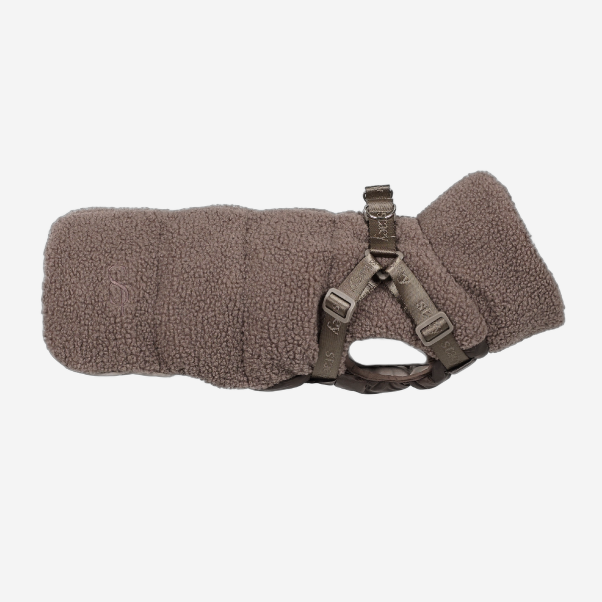 Clara, en quiltad hundkappa i mörkbrun teddyfleece med inbyggd sele