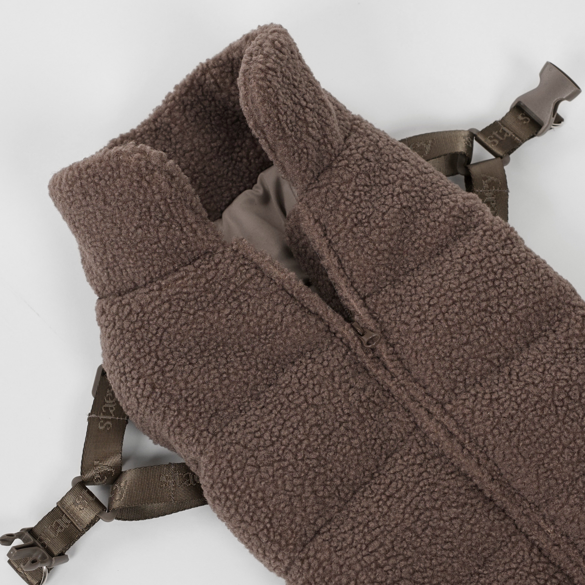 Den taupefärgade Hundkappa-Teddybjörnen med sele, utsträckt