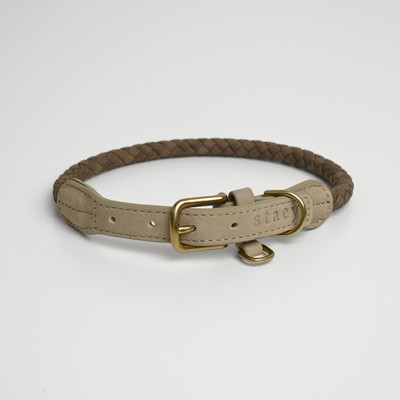 Kaia-flätat hundhalsband i taupefärgat läder med ett spänne i mässing