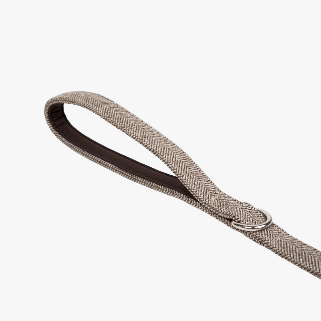 Vadderad handtagsögla och D-ring på Mocca-modellen av Elma Hundkoppel