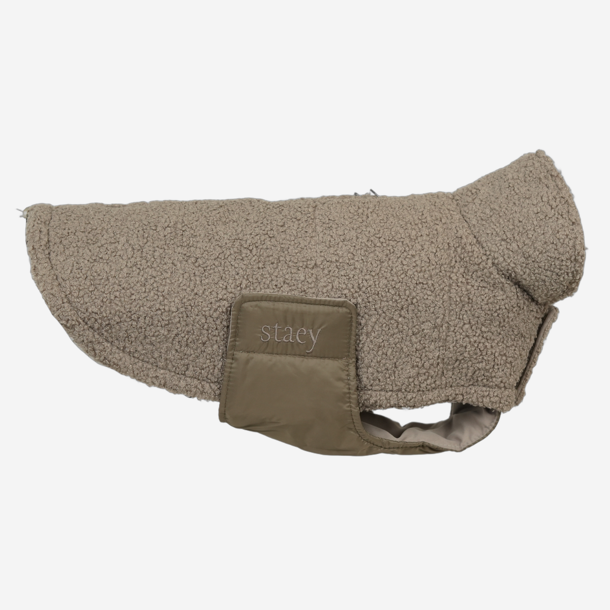 Teddy-hundkappa i Taupe teddyfleece med en quiltad lapp på bröstet